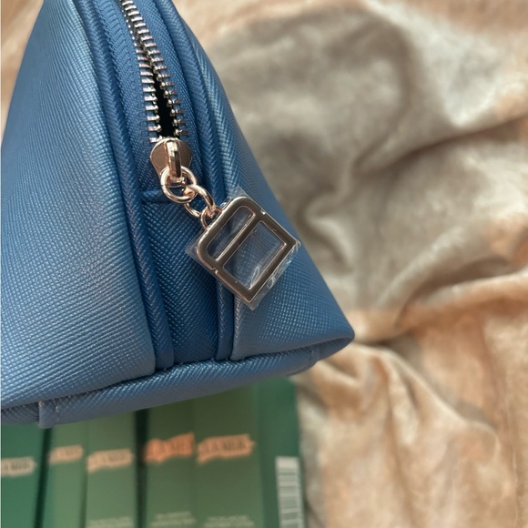 La Mer Skincare Collection with Blue Pouch - Picture 6 of 6